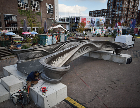 図1 3Dプリンターで作られたステンレス製歩道橋 （オランダ）、右）マルチマテリアルトポロジー最適化のイメージ