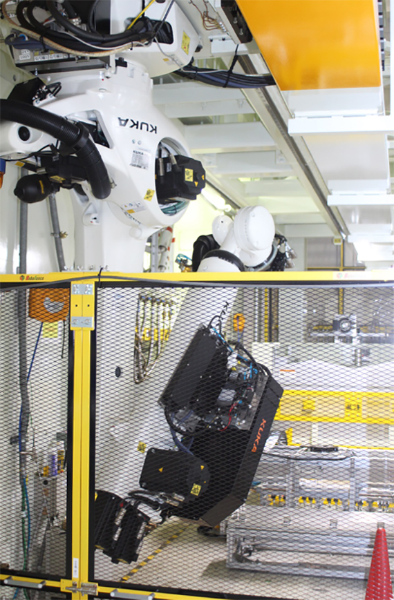 シャシーの一部であるサイドシルなどの部品の製造に使用されるロボット